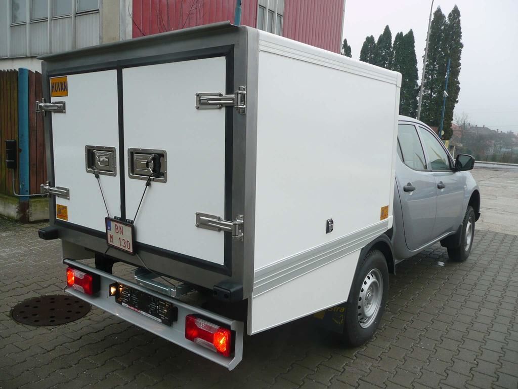 Skriňová nadstavba na pick-up Mitsubishi L200, fotografia z výroby HuStra