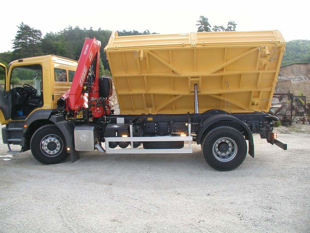 Hydraulický žeriav na sklápači MAN, fotografia z výroby HuStra