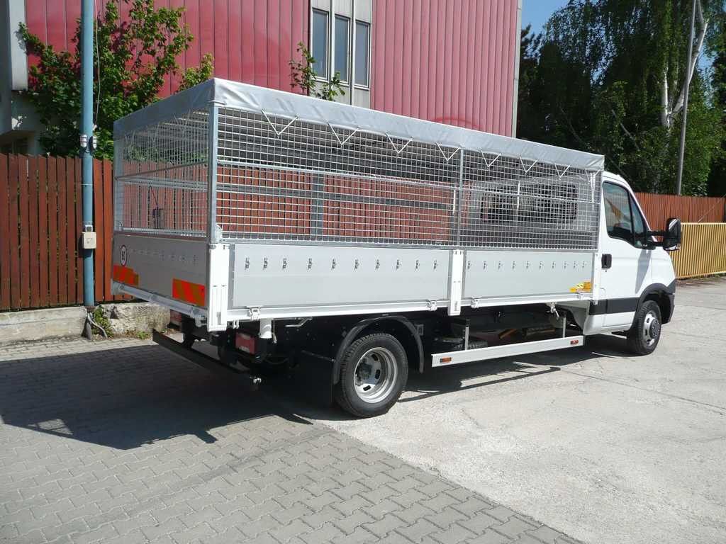 Trojstranný sklápač s mriežkovými nadstavcami na Iveco Daily, fotografia z výroby HuStra